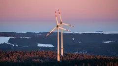 Suuri risti kukkulalla kirkkaana päivänä