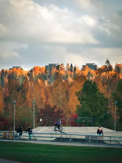 Ryhmän pyöräilijöitä skeittipuistossa pyöräilemässä